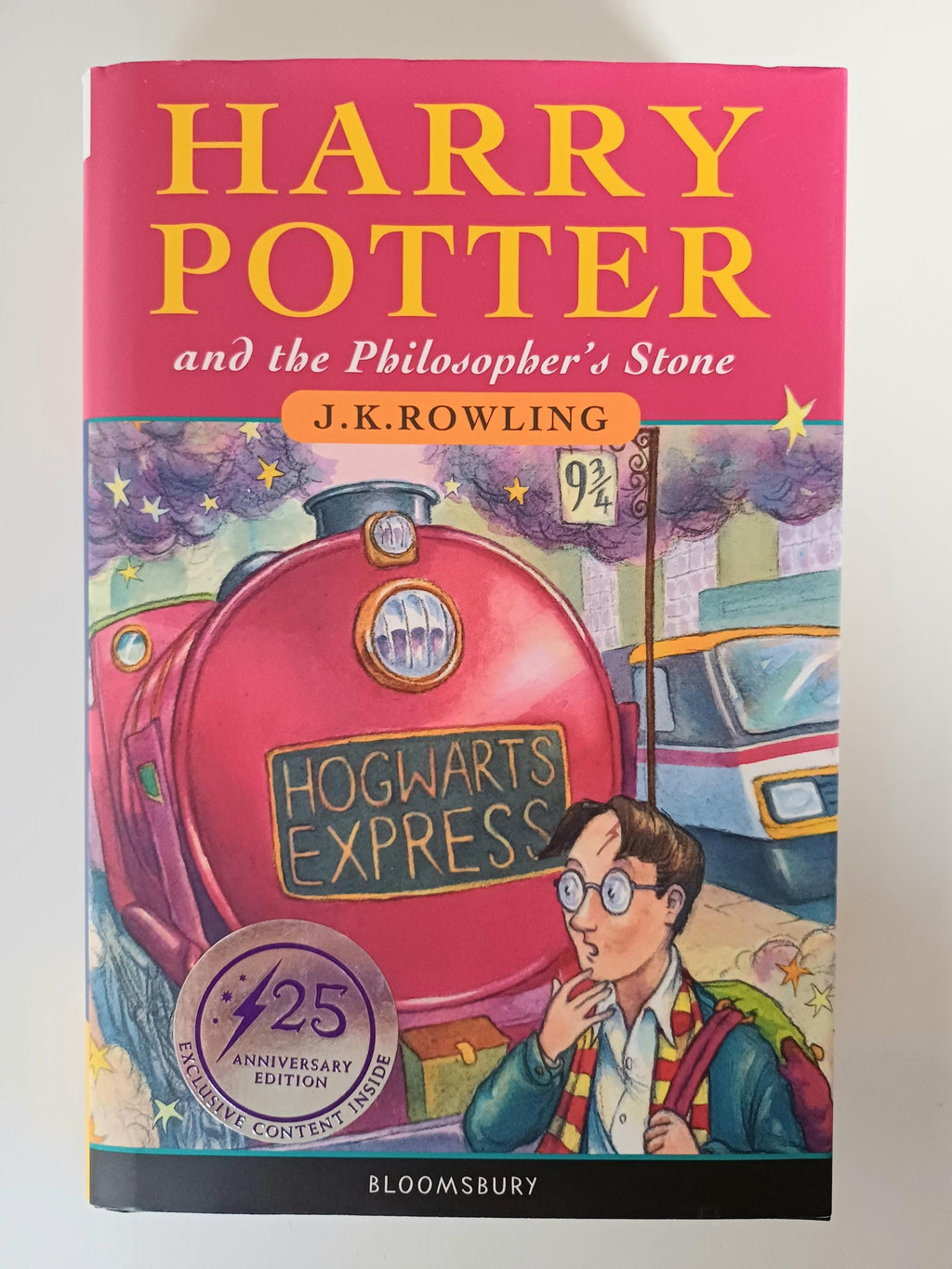 Book cover of 'Harry Potter and the Philosopher's Stone' with Hogwarts Express illustration