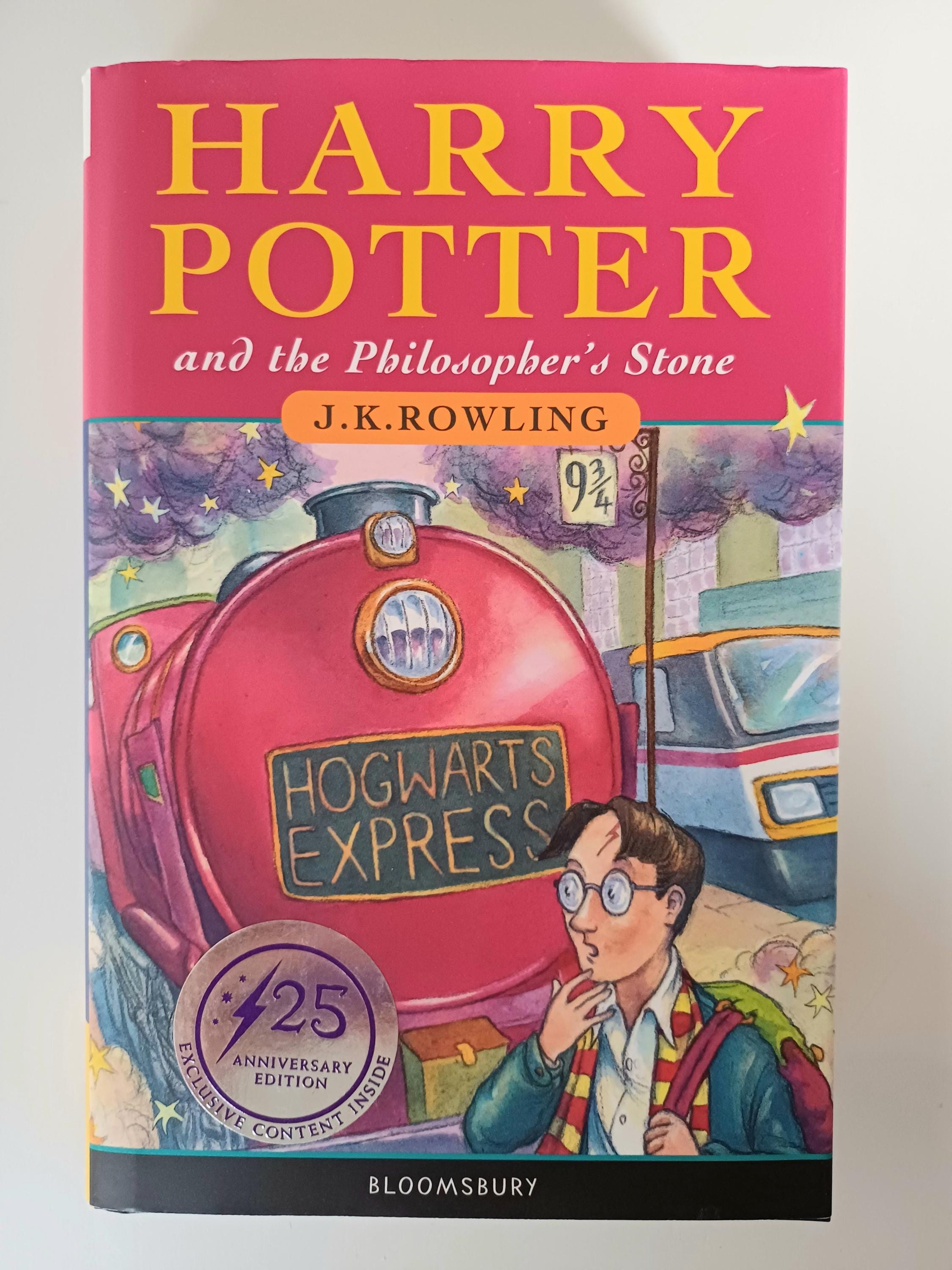 Book cover of 'Harry Potter and the Philosopher's Stone' with Hogwarts Express illustration